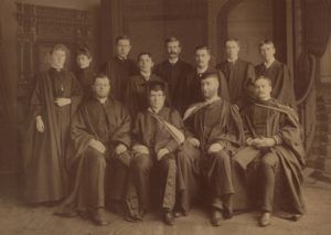 Morrin College, vers 1893. Ethel Gale est la deuxième à partir de la gauche de la rangée arrière Source : Collection de la Literary and Historical Society of Quebec